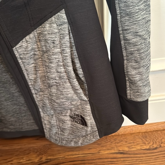 North face women’s shell elastane jacket. Flattering fit - great for cool days! - Picture 6 of 6